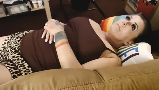 Yorgun orta yaşlı seksi kadın kanepede esniyor