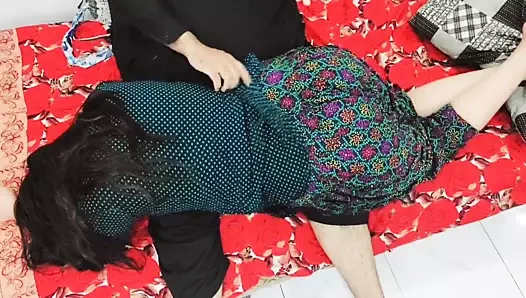 Hintçe ses ile sınavlarında başarısız olduktan sonra üvey kız üvey babası tarafından cezalandırıldı