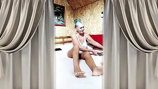 Ateşli ev hanımı Lukerya. Büyük bir yatakta büyük göt.