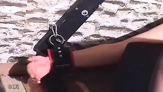 Büyük memeli olgun köle domine ediliyor ve kırbaçlanıyor