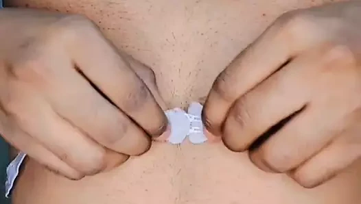 Mikro yaraklı kadın kılıklı kadın feminized ve işe yaramaz klitorisini tokatlıyor