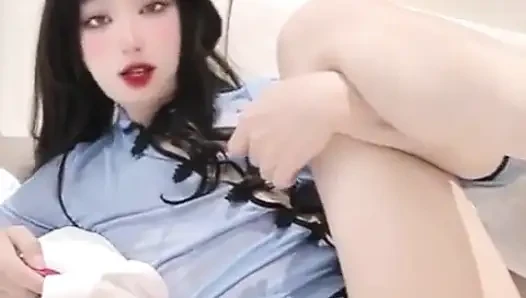 Sürtük Çinli kadın kılıklı kendini tatmin etmek için büyük bir dildo sikiş makinesi kullanıyor