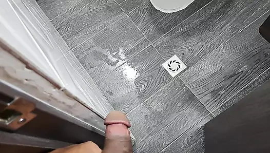 Üvey annemin duşunu kesiyorum, sikimi emmesini istiyorum