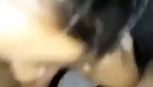 Bengalli güzellik salonu kızı erkek arkadaşının sikini emiyor – yeni