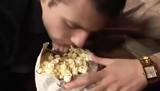 Adam sinemada sert bir şekilde prezervatifsiz