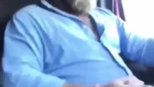 Ateşli kamyoncu yükünü çekiyor