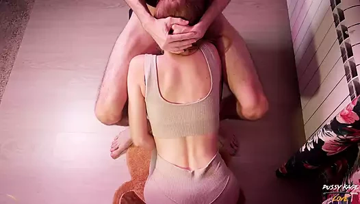 Aç güzellik tutkuyla emiyor ve göğüslerine boşaltıyor