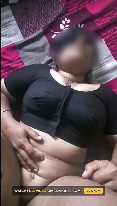 Siyah bluzlu seksi desi ev hanımı sert sikiliyor ve amcığı dölleniyor