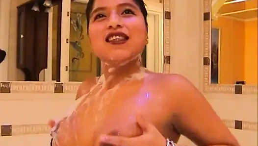 Seksi doğal memeli bebek ağzında amında dildo seviyor