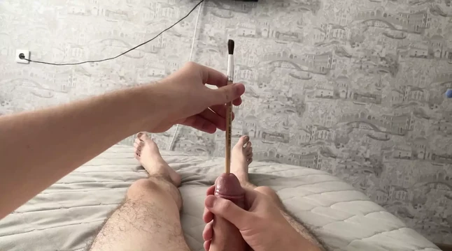 Трахнул его хуй расческой.