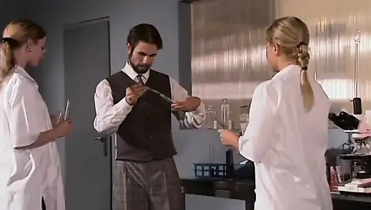 Seksi hatunlarla grup seks çılgın macerası