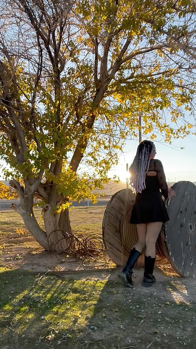 Seksi gotik kız ateşli çişini yapıyor