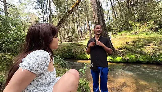 Büyük zenci yarağı ormanda dölleme için yakalandı ve sert sikildi