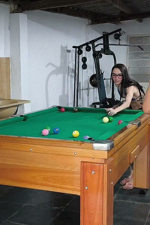 Zayıf kızı çıplak yapmak