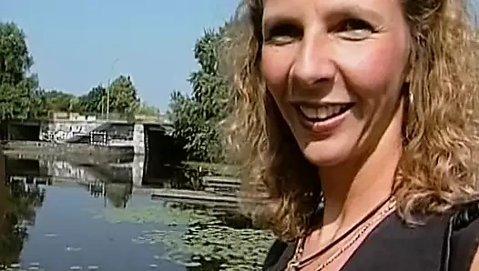 Güzel Alman bebek ateşli sarışın orta yaşlı seksi kadınla yarak paylaşıyor