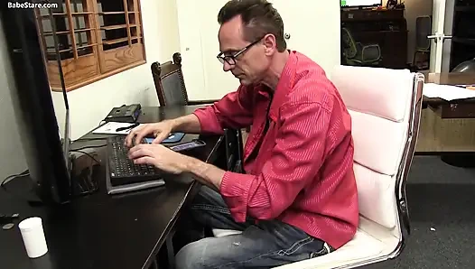 Ateşli sarışın amcık yalamak için bacaklarını kaldırıyor