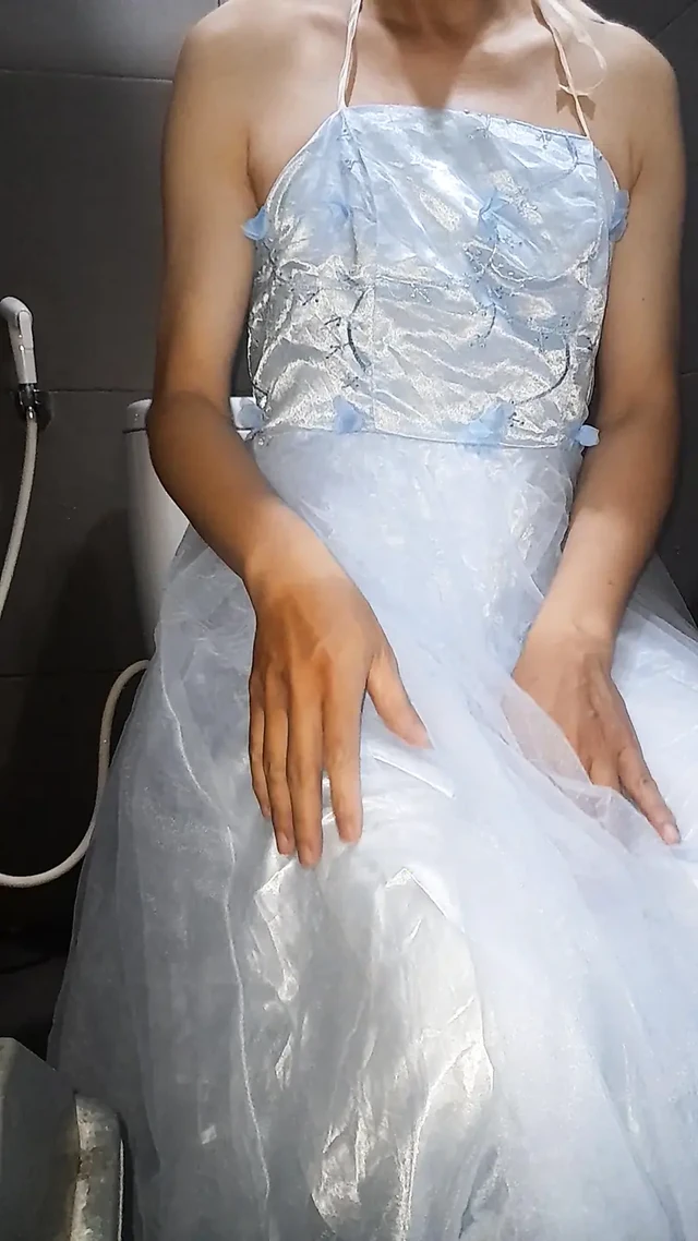 Камшот кроссдрессера носить синее платье подружки невесты