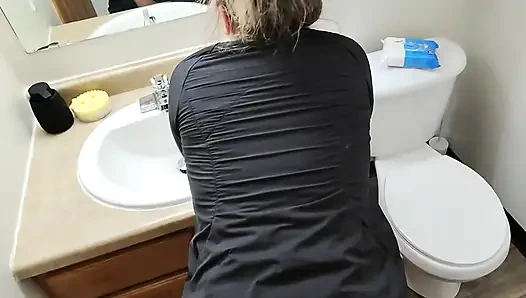 Partiden sonra azgın evli kadınla banyoda sinsi seks