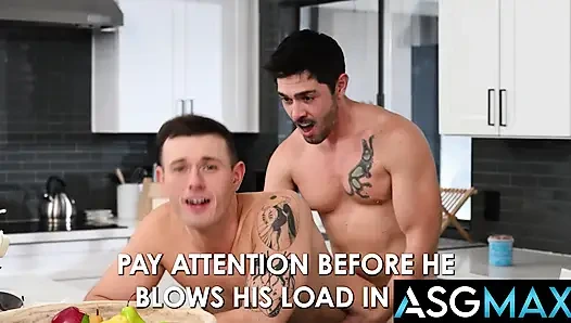 Yan odada stüdyolar - dövmeli kaslı adamlar - nico coopa eski sevgilisinin yeni erkek arkadaşını sikiyor