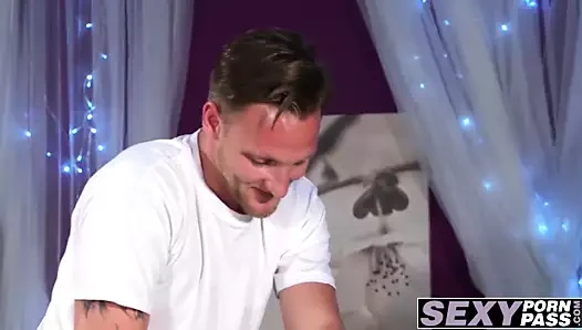 Esmer bebek doğal göğüsleri ile masaj ve becerdin alır