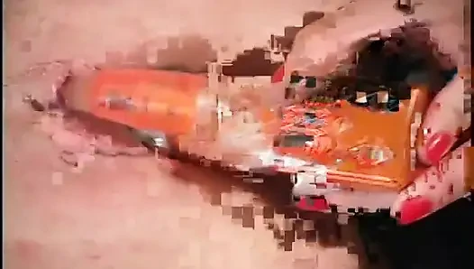 Esmer fahişe yatağında vibratör dildoyla amını sikiyor