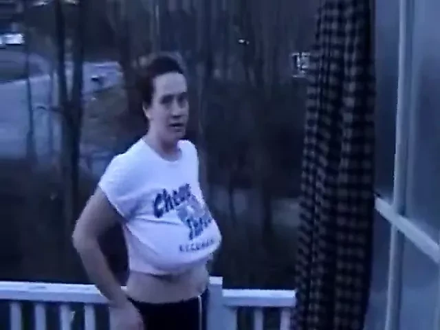 Eşini arkadaşlarıyla paylaşmak