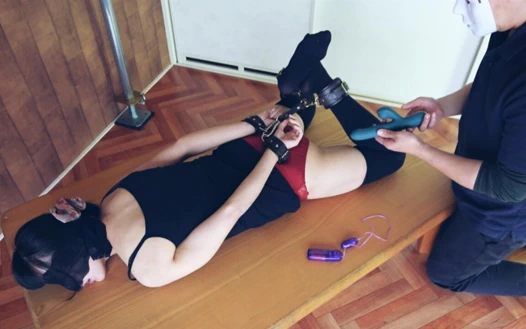 Bunu kendim durduramıyorum. Vibratör mastürbasyon kısıtlaması sol