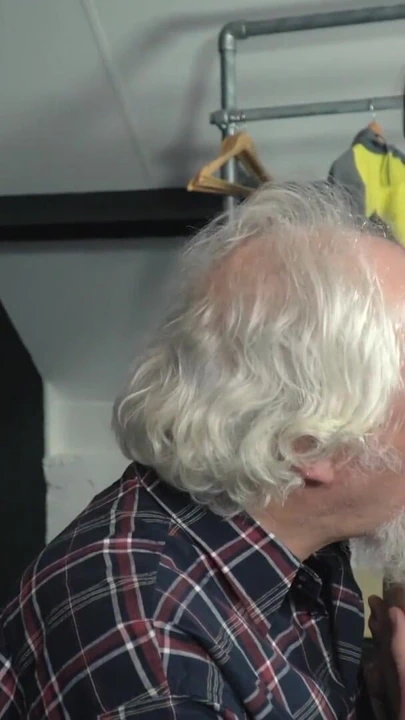 "Genç kız için sert yarak emme ve amcık sikişi" den ikonik an