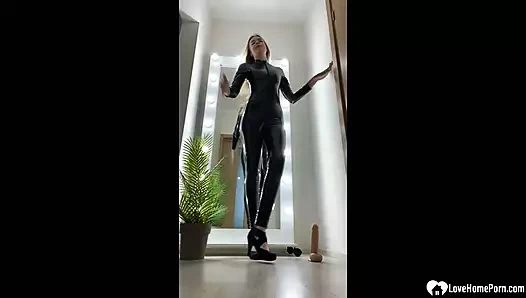 Dar kıyafetli hatun biraz azdırıyor