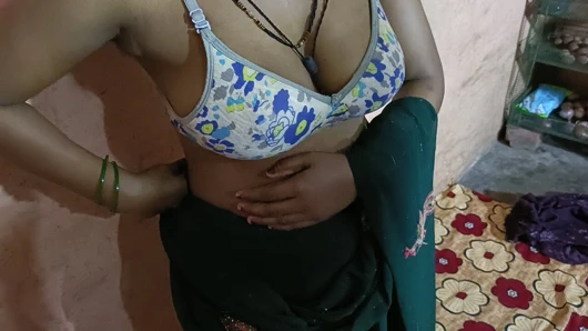 Üvey kız kardeş bakire ilk kez sert sikiliyor