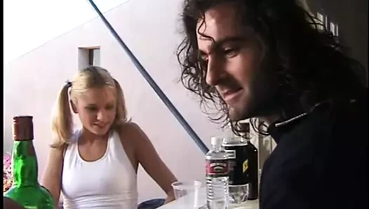 Sarışın genç kız büyük yarağı emiyor ve üstüne çıkıyor