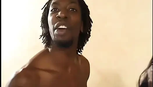 Zenci kız yarağına biniyor