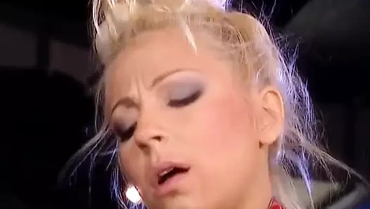 İki harika Alman sürtük ve iki sert yarak bilardo masasında iş başında