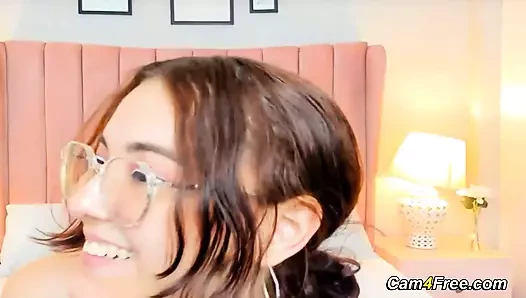 Asosyal hatun klitorisini öfkeli bir şekilde ovuyor