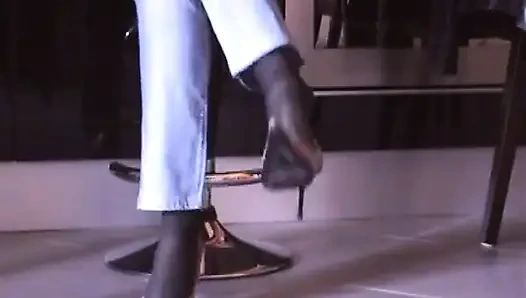 Siyah külotlu çoraplı ve pembe pompalı ayakkabı oyunu