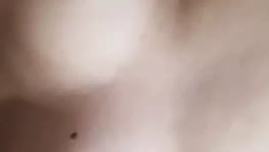 Yatakta yatarken göğüsleri dans ediyor