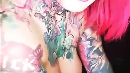 Büyük dildo emen sürtük