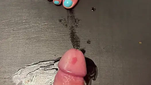 Güzel mavi ayak tırnaklı kutusunda ayakta ayakla mastürbasyon