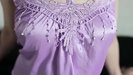 Vücudu çok mükemmel, ayrıca seksi saten elbise giyiyor, Endonezyalı kızı otomatik sikiyor