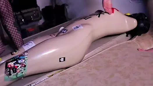 Bebeklerle oynamayı seviyor, ama sapıkça