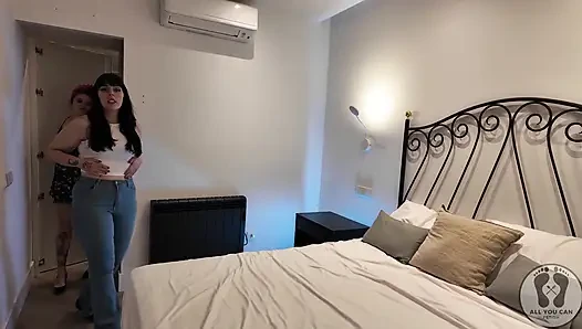 Tombul kızlar soyunuyor büyük pawg götünü alkışlıyor