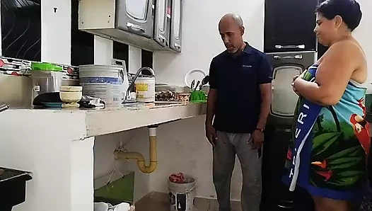 Kolombiyalı iri güzel kadın! Sürtük götünü emmek için komşusunu baştan çıkarıyor ve iyi bir sikişle bitiyor