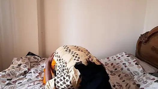 Seksi üvey anne üvey oğlunun büyük yarağını görüyor ve onu sikmek istiyor - priya chatterjee azgın biniyor
