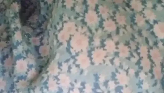Ateşli esmer kadın oyuncak ayının üstünde dev dildoyla mastürbasyon yapıyor