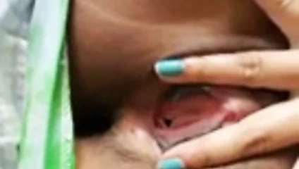 Arap kız gösteri kedi