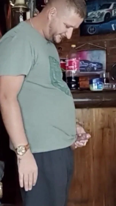 Kız arkadaşım beni emiyor ve arkadaşlarımın yarağı gırtlağına ve göğüslerine boşalıyor | Klip 1