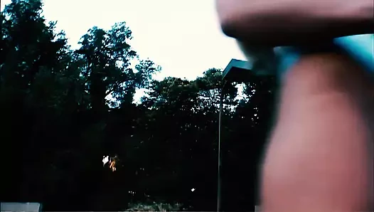 Bridgette götünde yarakla binmeyi seviyor ve üçlü seks yapıyor