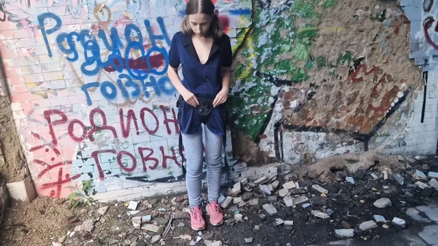 Anastasia sahibe açık havada halka açık domaltarak tehlikeli sikişiyor terk edilmiş yüzme havuzu akvaryumu rusya'da en iyi köle takma yarak