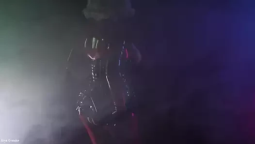 Sarışın saçlı gözlüklü seksi lateks lastik orta yaşlı seksi kadın seni dumanda baştan çıkarıyor (arya grander)