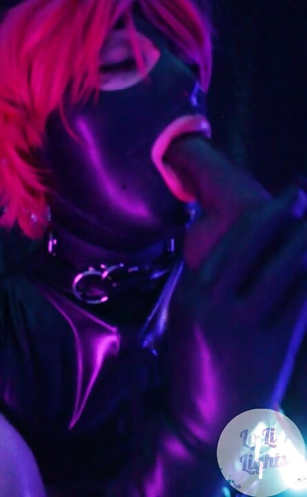 Siyah Lateks Pembe Saçlı BBC DILDO Oral Seks